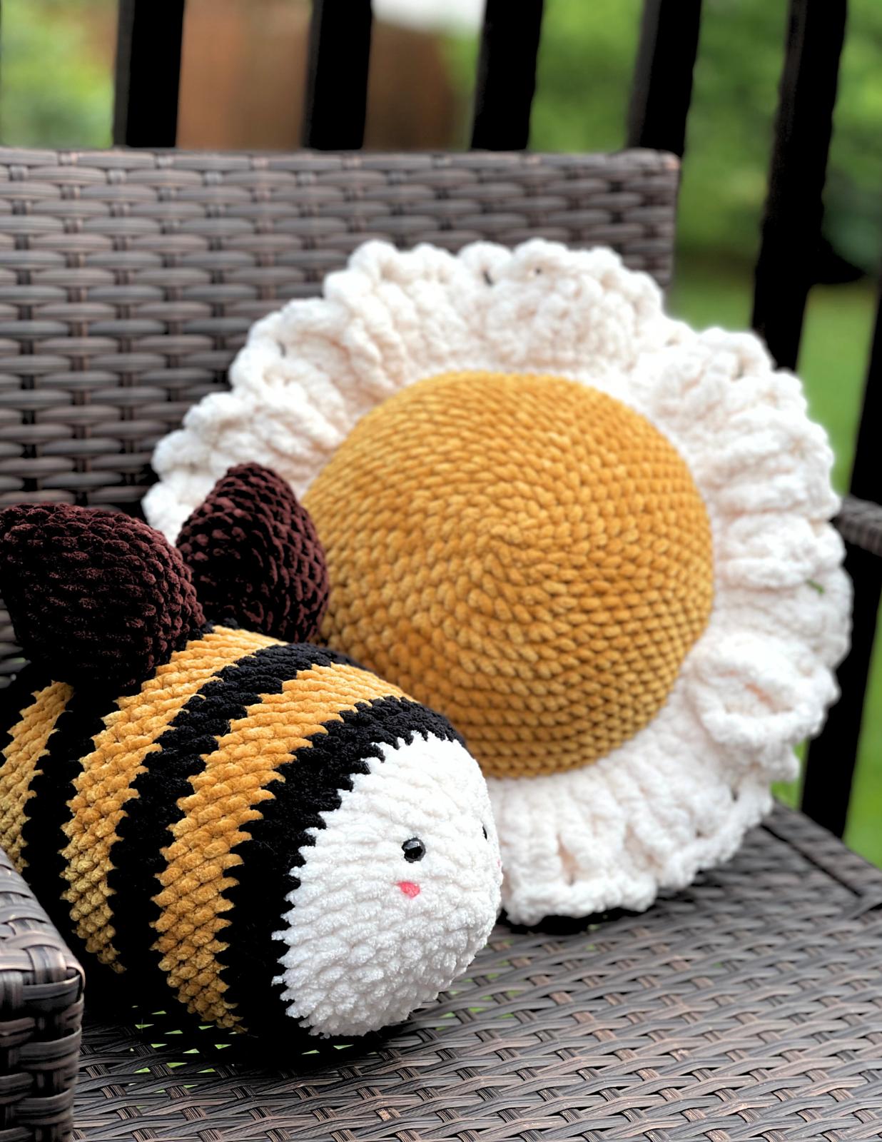 Bumblebee Daisy Pillow set