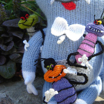 Knitted Oggy and the cockroaches