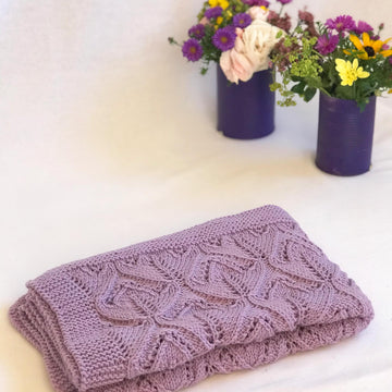 Strickanleitung Babydecke Lichtermeer mit Ajourmuster in der Größe 60x80 cm