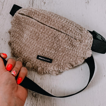 Fanny pack with plush yarn