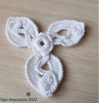 Flower with 3 petals and scrolls on top