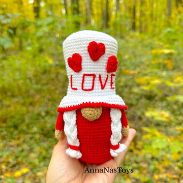 Gnome Valentina in red