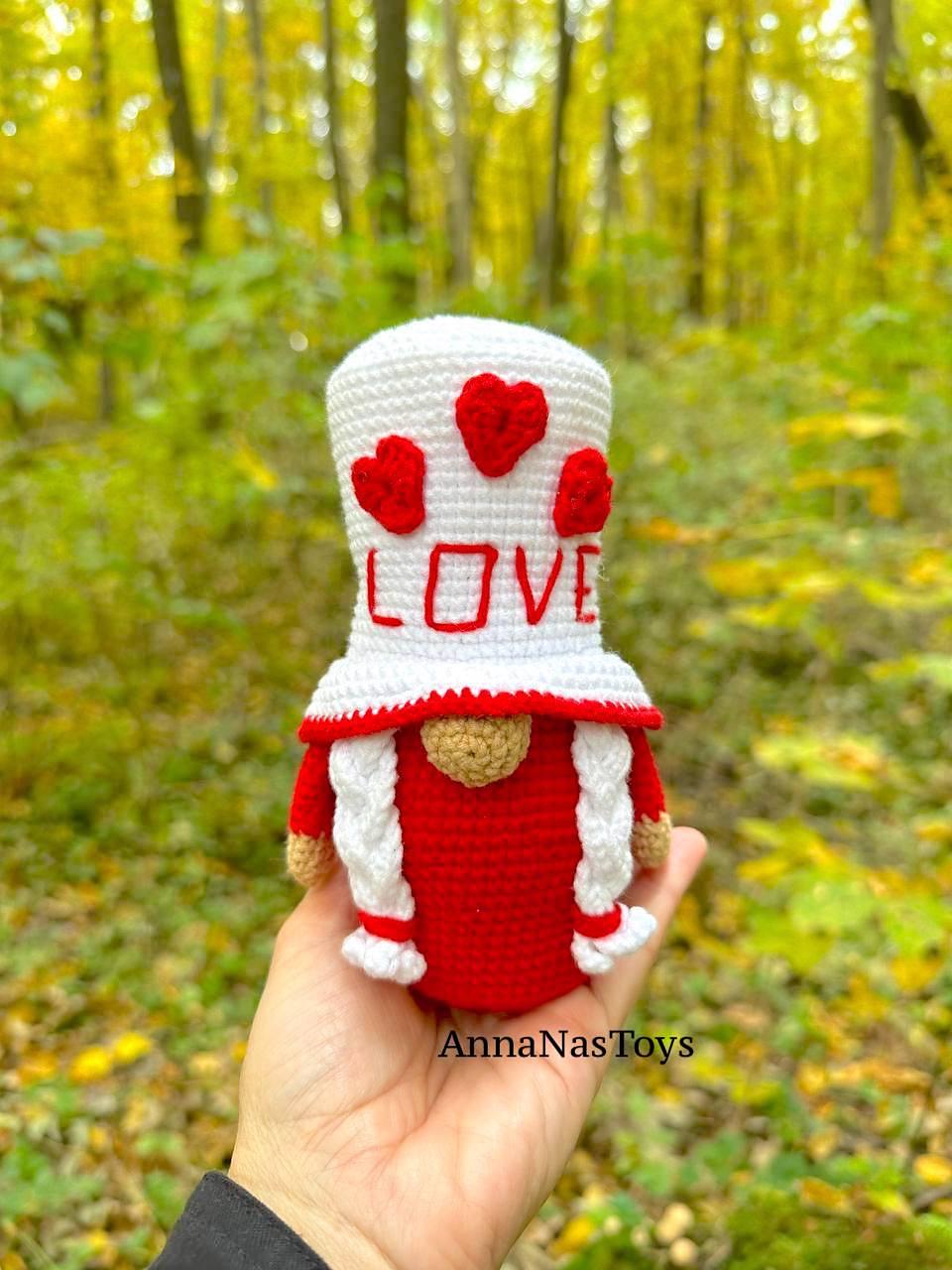 Gnome Valentina in red