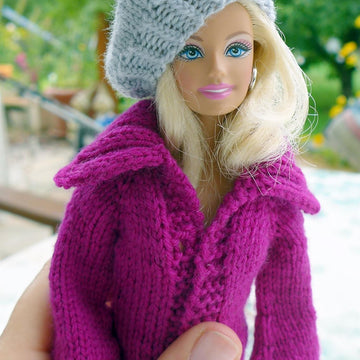 Strickjacke und Mütze für kleine Puppen