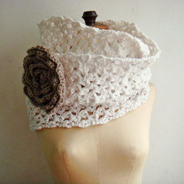 Chunky crochet cowl with flower