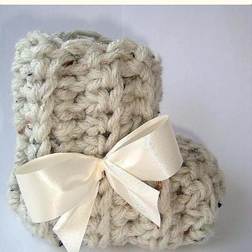679 HAT AND BOOTIES SET