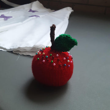 Apple Pin Cushion/Play Food Knitting Pattern