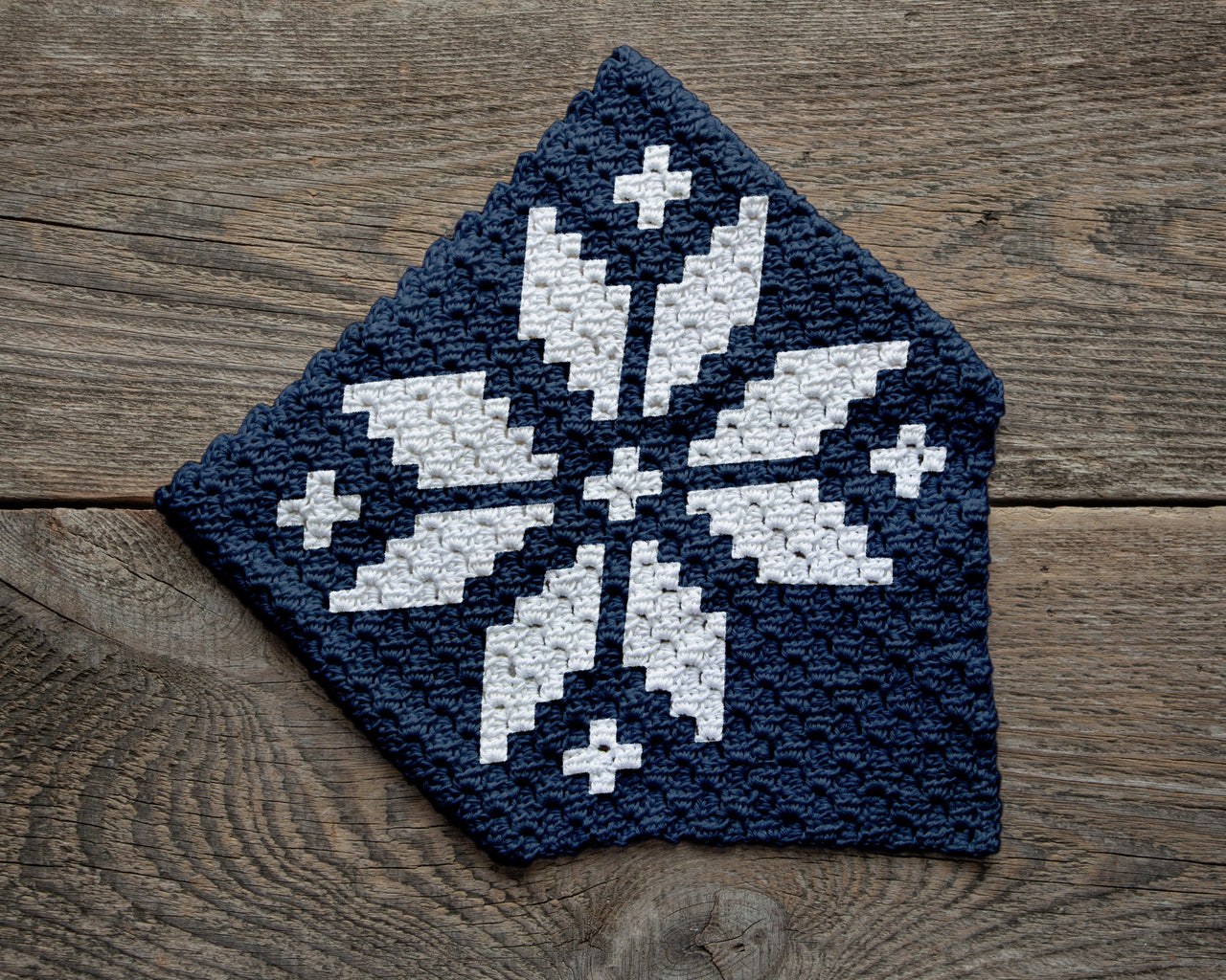 Christmas snowflake triangular neck warmer C2C Crochet Pattern