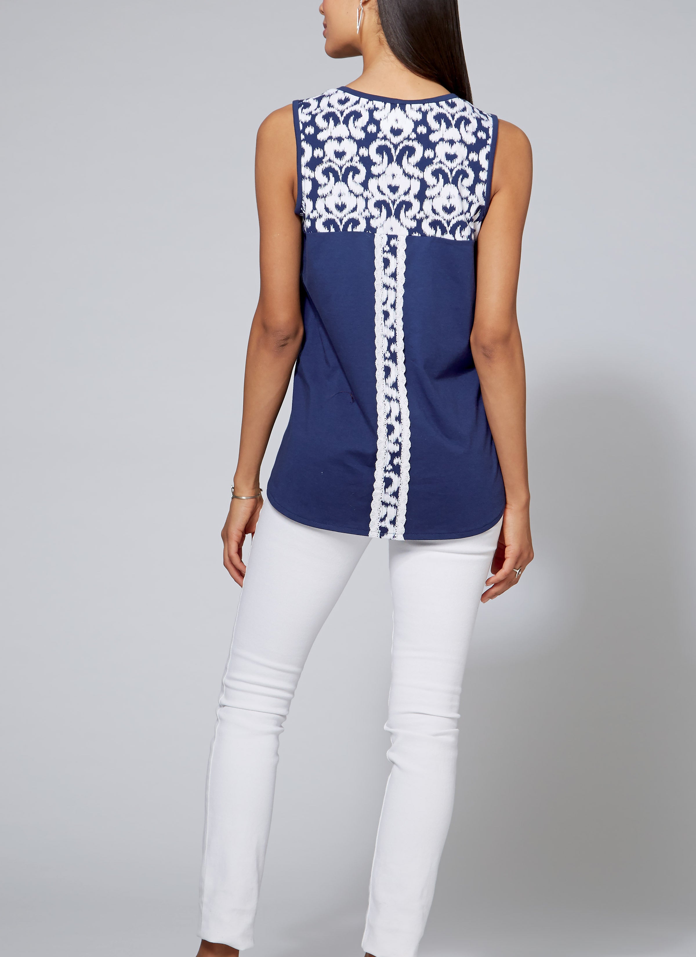 McCall's Misses'/Women's Pullover Tops with Contrast and Sleeve Variations M7600 - Sewing Pattern
