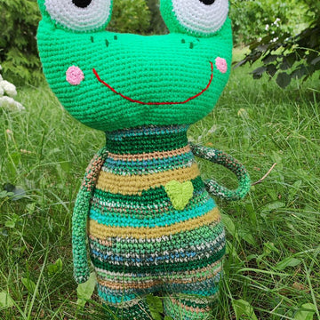 Scrap yarn Frog