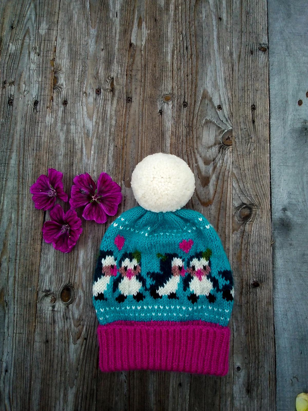 Kissing penguins hat