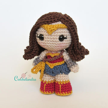 Wonder Woman 1984 amigurumi doll - crochet pattern by Crochelandia