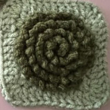 Pretty flower granny square