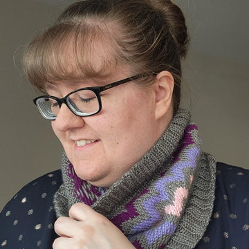 Contrast Chevron Cowl