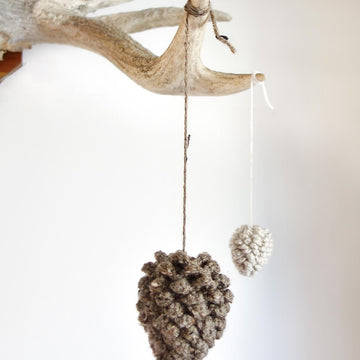 028-Decorative Pinecone