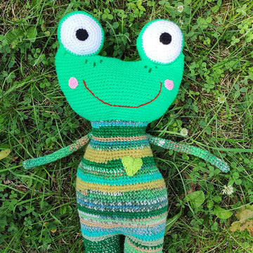 Scrap yarn Frog