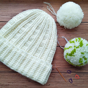 Women's Hat with Pom Pom