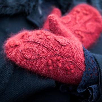 Blood Trillium Mittens