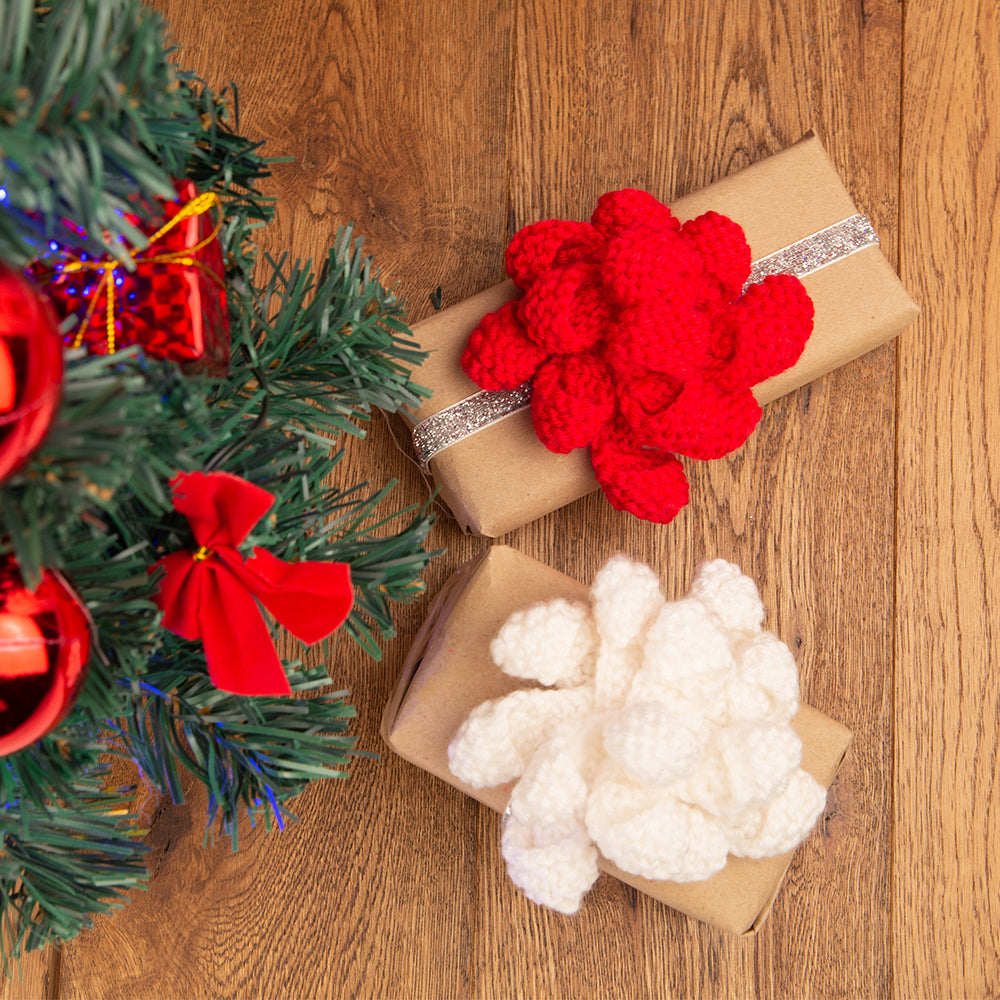 Christmas Present Bows in Deramores Studio Anti-Pilling DK - Downloadable PDF