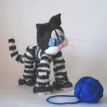 Playful Blue eyes Tabby cat ( a wire skeleton inside) - knitting pattern (knitted round)