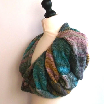 Entrelac shoulder hugger