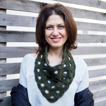 Weave triangle cowl