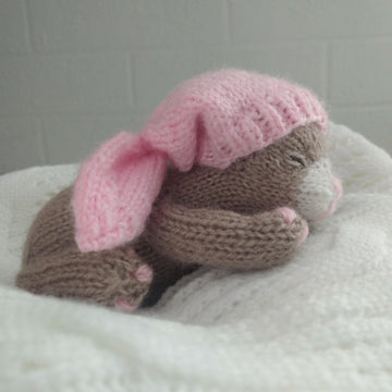 Sleeping kitten knitting pattern.
