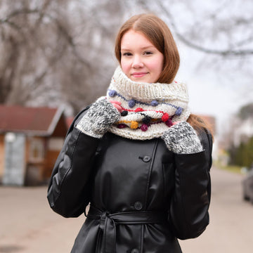 Lanterns knit cowl with bobbles