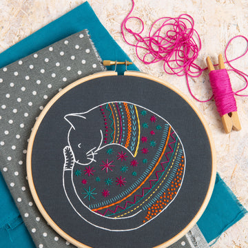 Hawthorn Handmade Black Cat Printed Embroidery Kit - 7in