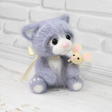 Kitten Persik with mouse