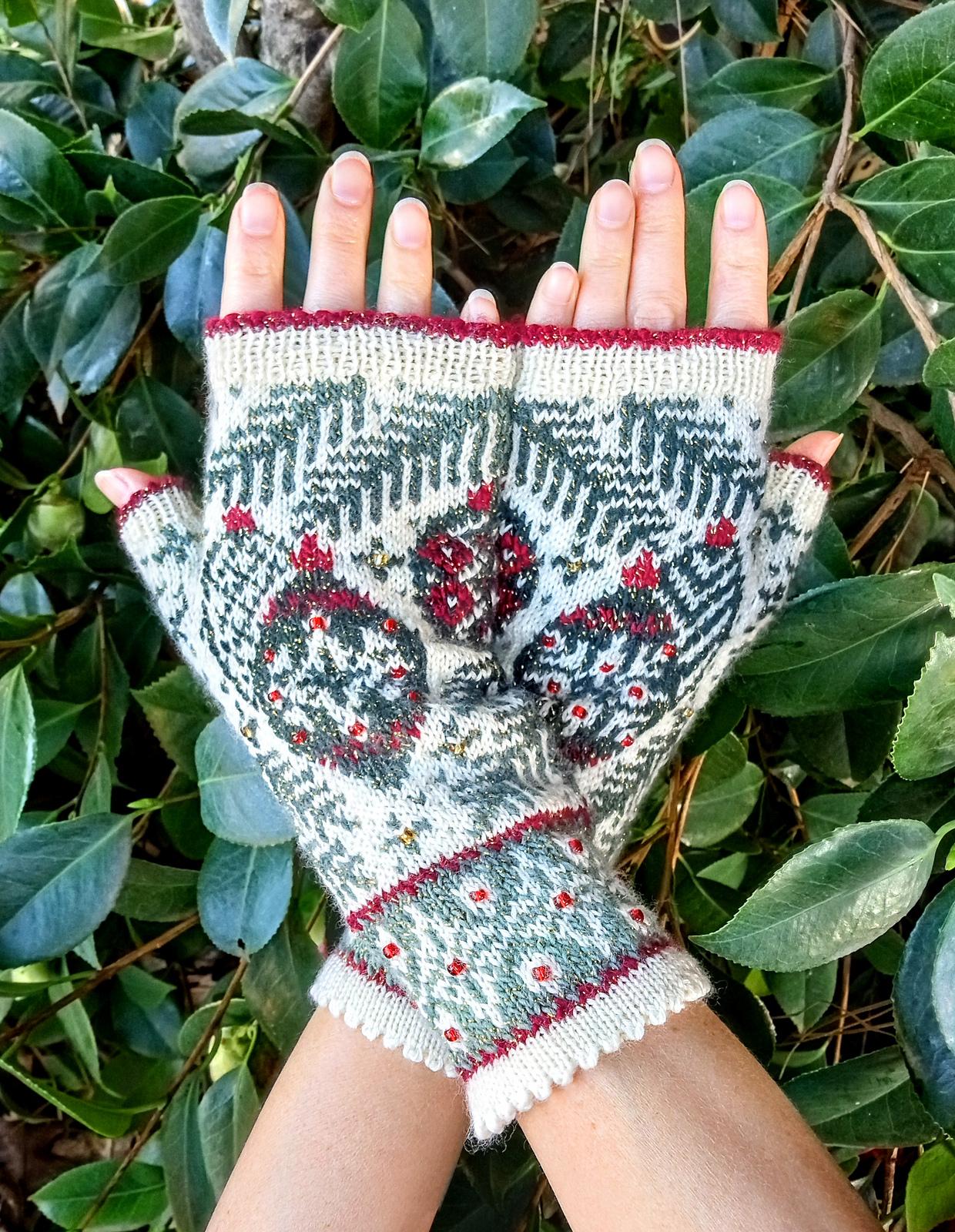 Merry Christmas Tree Mitts