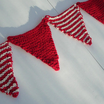 Striped baby blanket for cot with bunting