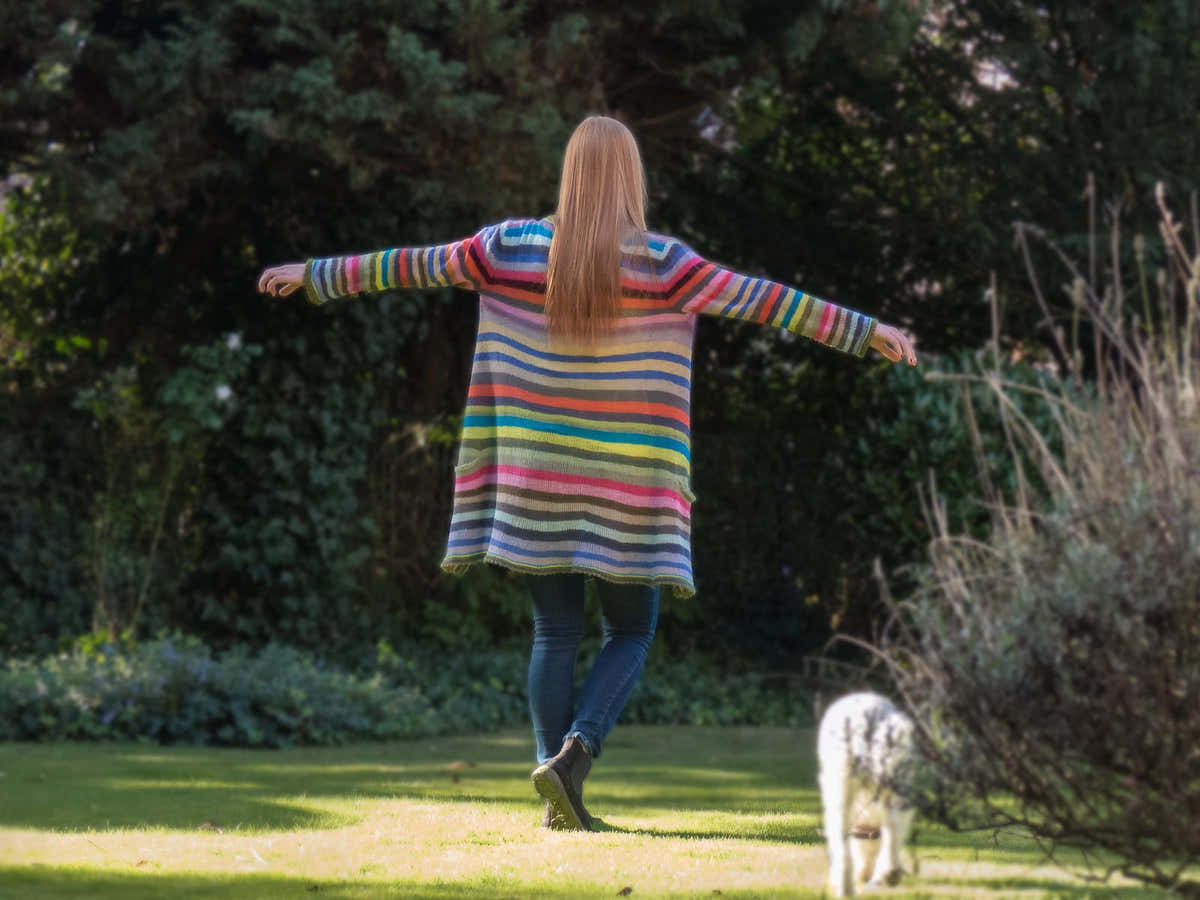 Strickjacke mit bunten Streifen