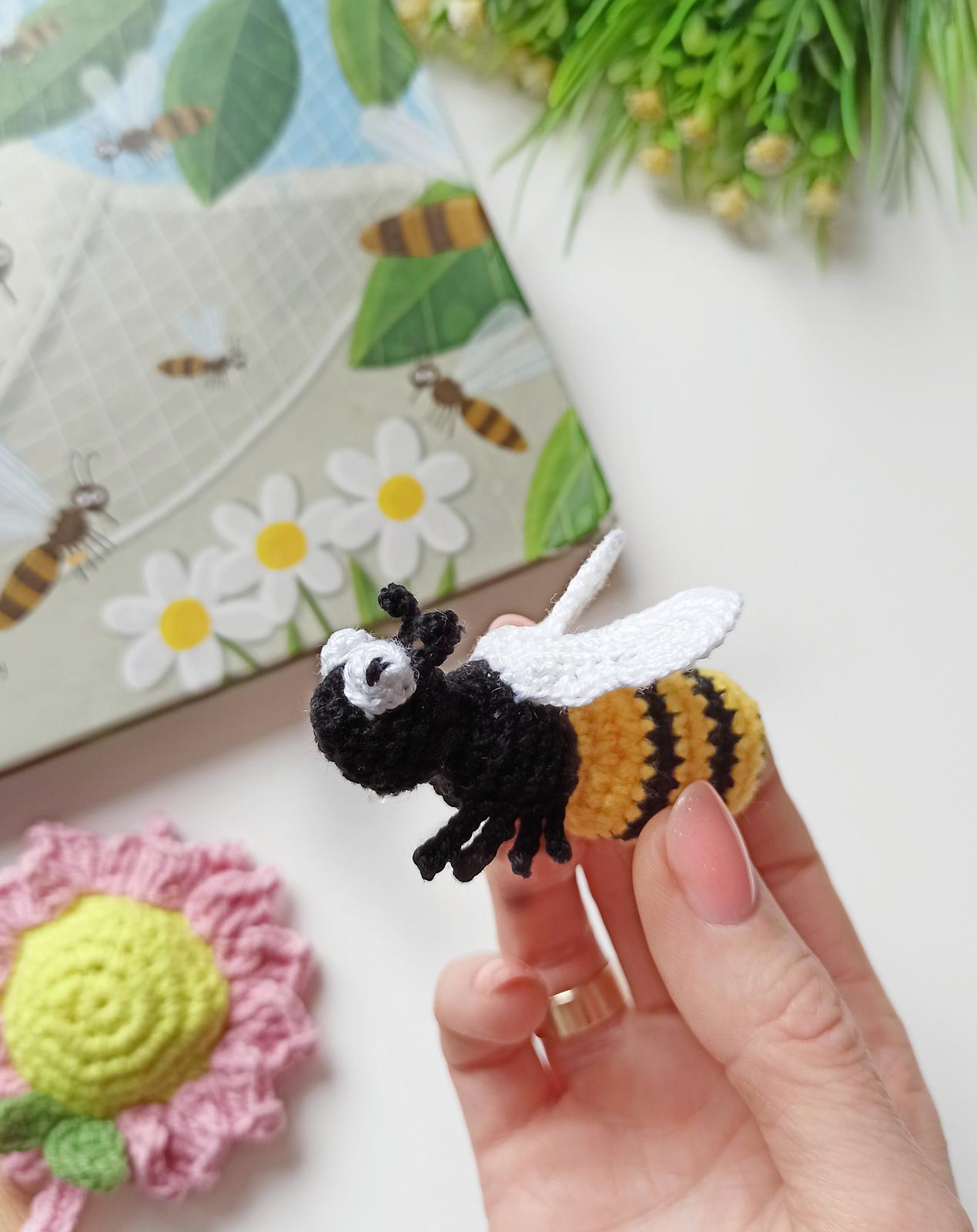 Mini crochet bee amigurumi pattern, easy crochet pattern