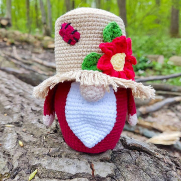 Gnome in a straw hat