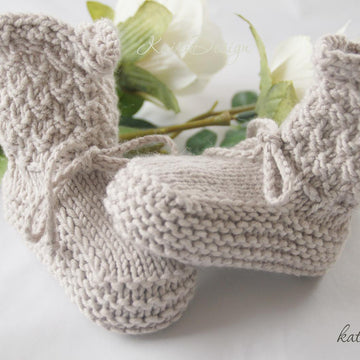Baby booties with edge