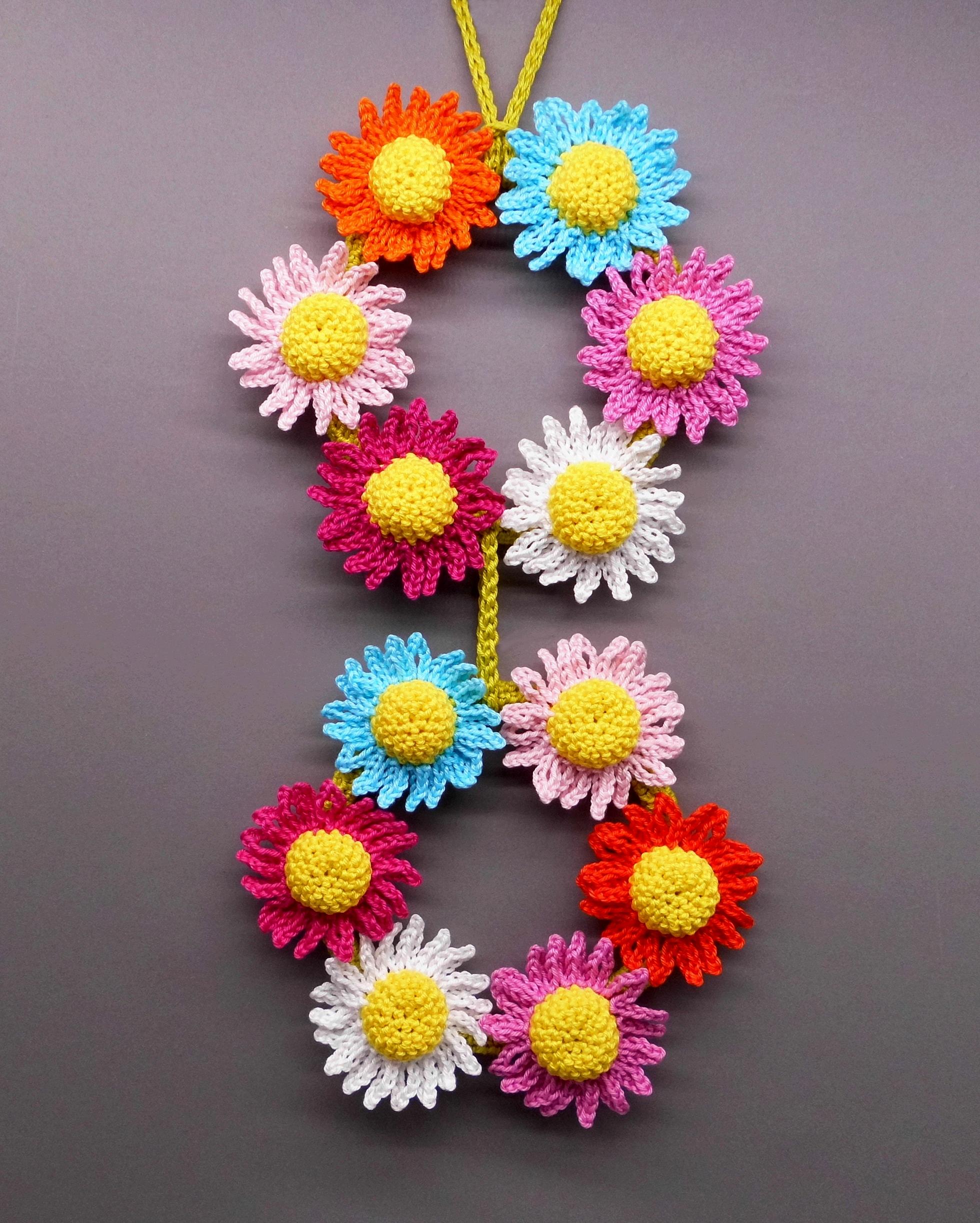 Small flower wreath decoration - easy from scraps of yarn