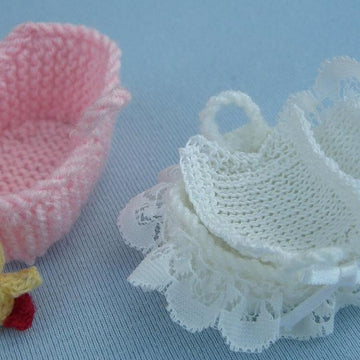 HMC28 Moses basket for the dolls house