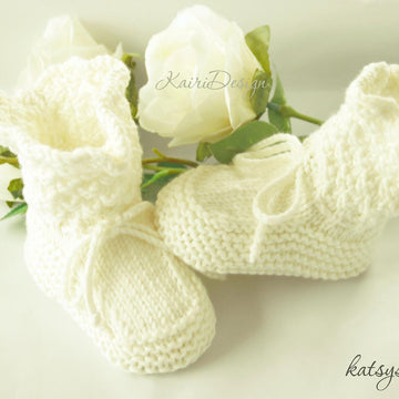 Baby booties with edge