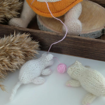 Granny knitting pattern and kitty
