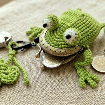 Frog coin purse keychain bag charm with clover kiss clasp crochet pattern T34