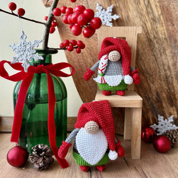.Keychain Boy and Girl Gnomes
