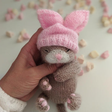 Sleeping kitten knitting pattern.
