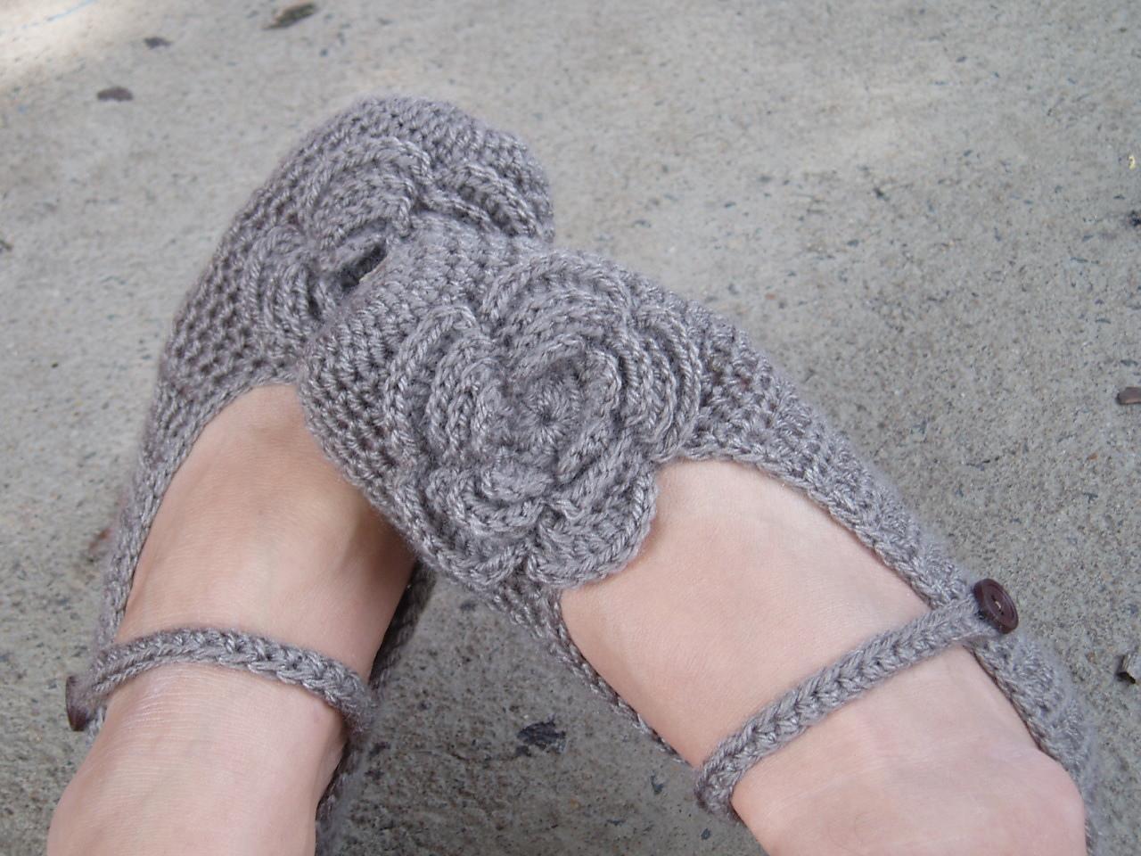 Crochet slippers with 4-layers flower