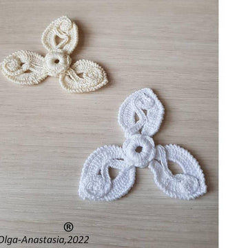 Flower with 3 petals and scrolls on top