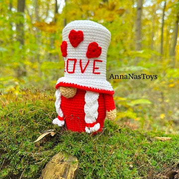 Gnome Valentina in red
